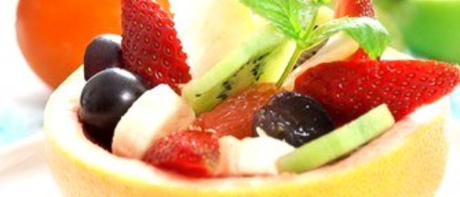 Сладкий салат из бананов, винограда, ананаса и цитрусов