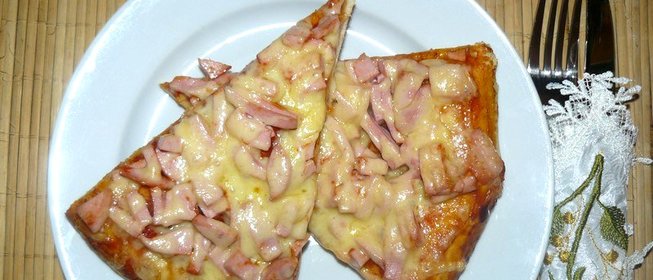 Пицца с вареной колбасой