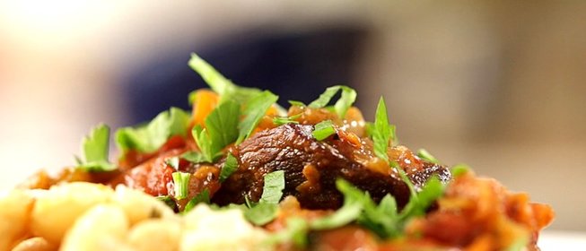 Телячья голяшка, тушеная с помидорами и красным вином