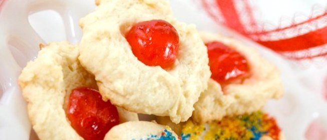 Печенье с вишней и сахарной пудрой