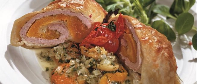 Свинина с курагой в тесте