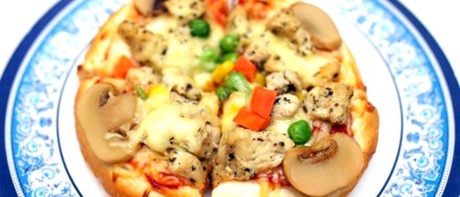 Пицца с рыбой, грибами и зеленым горошком