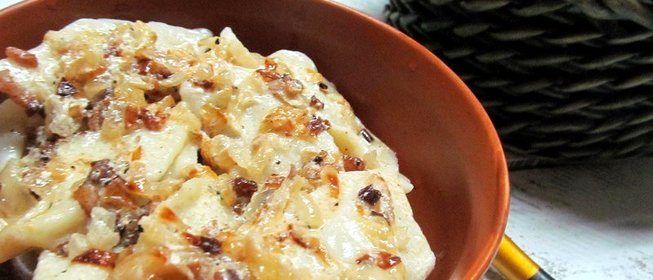 Вареники с подливой из сала и сметаны