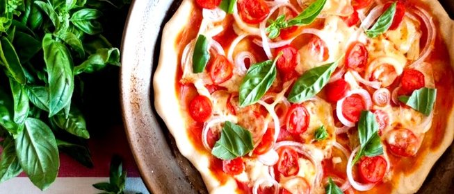 Томатная пицца с луком