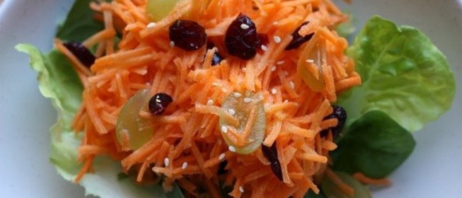 Морковный салат с виноградом и клюквой