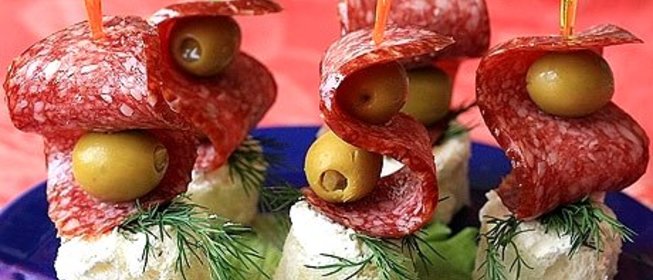 Канапе на шпажках с салями