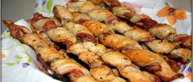 Слоеные палочки с беконом