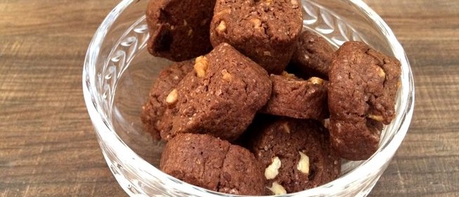 Шоколадное печенье с грецким орехом