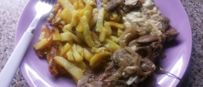 Говядина в собственном соку с шампиньонами и с сыром