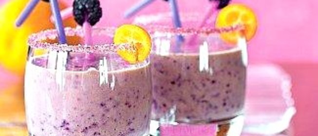 Молочный коктейль с ежевикой