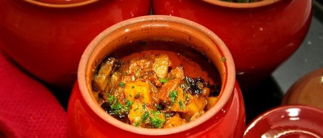 Говядина с черносливом и грибами