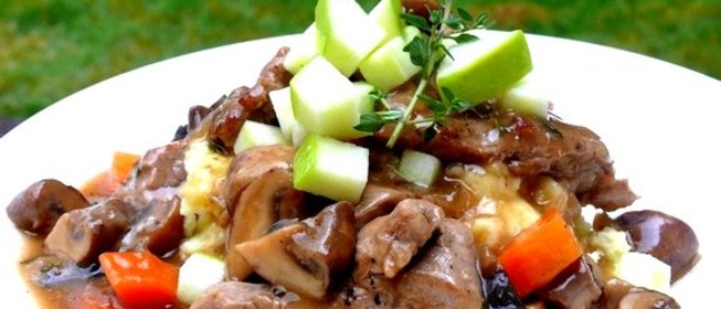 Свинина, тушеная с грибами