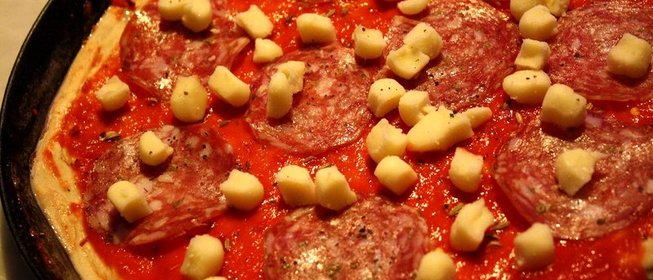 Пицца с салями и сыром