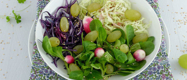 Капустный салат с виноградом