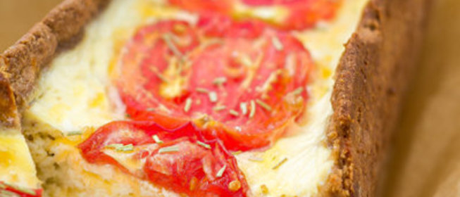 Творожный киш с сыром и помидорами