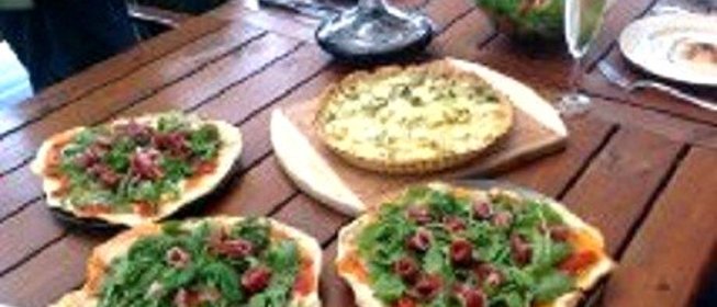 Пицца с пармской ветчиной и рукколой