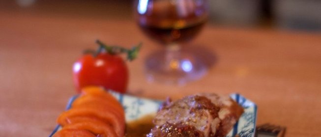 Свинина с брусничным соусом