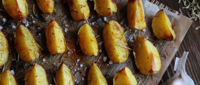 Запечёный картофель с розмарином, паприкой и чесноком