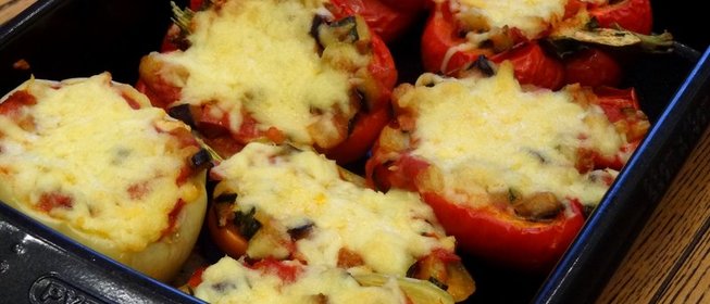 Перец, фаршированный овощами, под шапкой из сулугуни