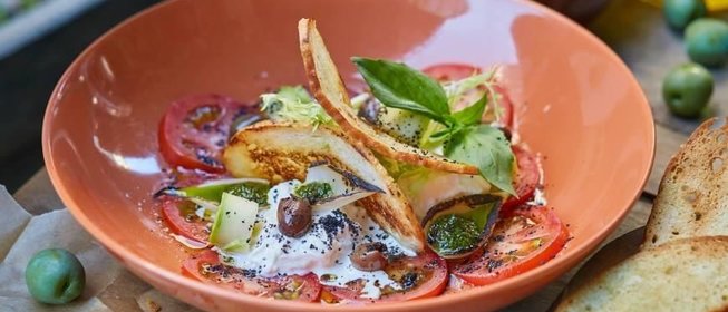 Страчателла с помидорами и соусом Песто