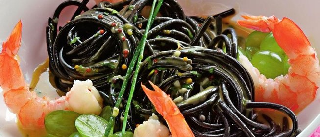 Салат с виноградом, креветками и зеленым айоли