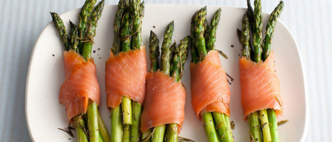 Спаржа в лососе