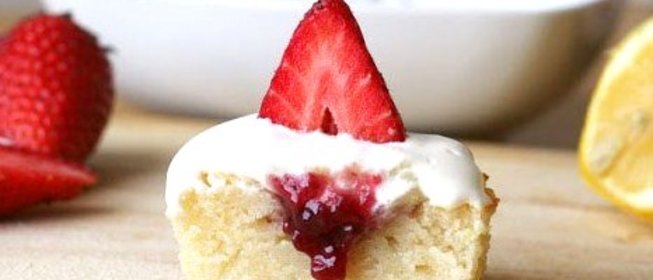 Лимонные капкейки с малиновым джемом