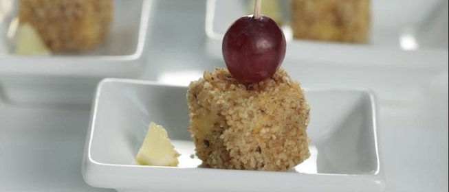 Закуска из сыра с виноградом