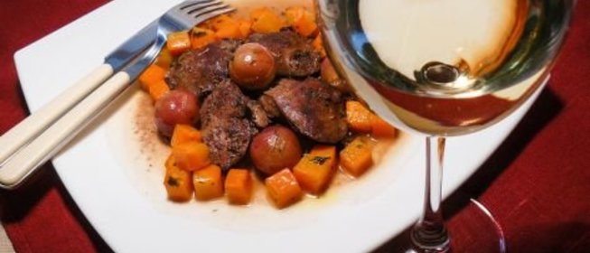 Куриная печенка с виноградом и жареным луком