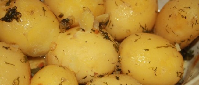 Молодой картофель с салом, укропом и специями