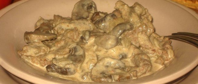 Тушеная говядина с грибами в сметанно-горчичном соусе
