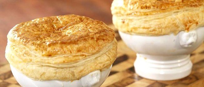 Говядина в красном вине под крышкой из слоеного теста