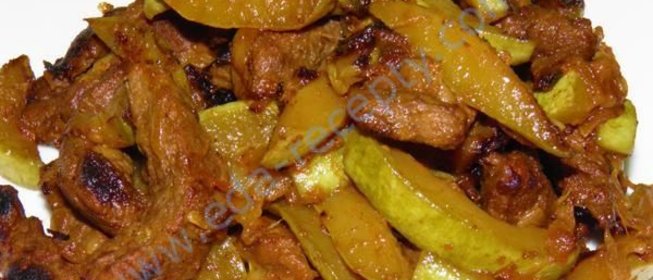 Тушеная говядина с кабачками и помидорами