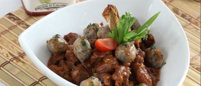 Рагу из говядины с грибными кнедлями