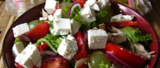 Салат с курицей, болгарским перцем и виноградом