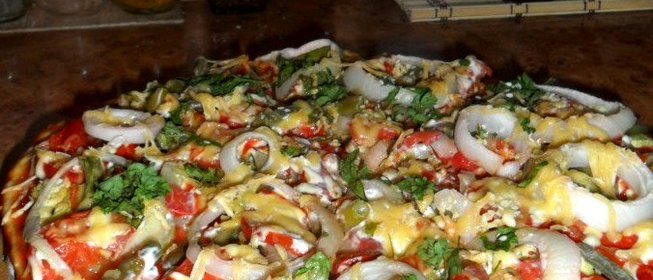 Пицца с колбасой, зеленой фасолью и оливками