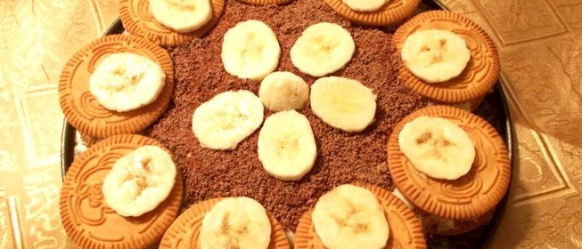 Творожный десерт с печеньем и фруктами