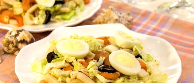 Салат с кальмарами, креветками и пекинской капустой