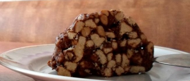 Шоколадная колбаска с печеньем и арахисом