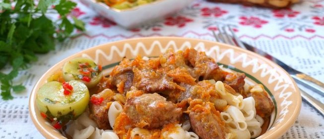 Говядина в сливочном соусе с луком и морковью