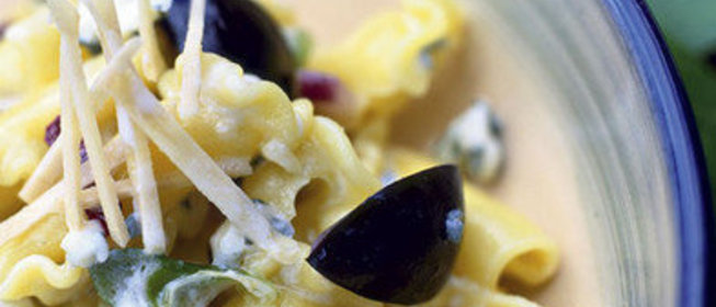 Макароны с соусом из винограда и сыра