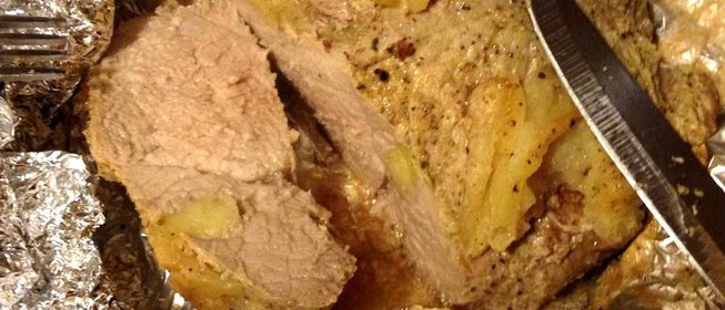 Запеченная свинина, фаршированная яблоками