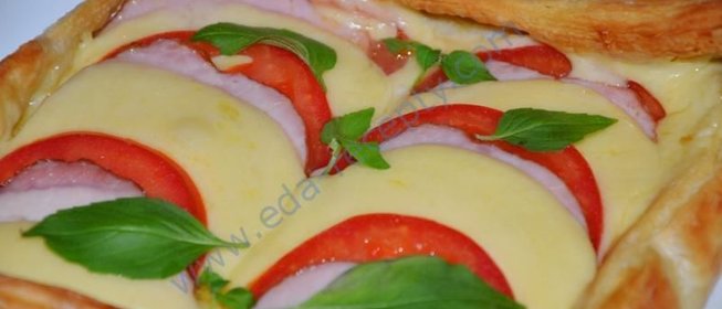 Быстрая и простая слоеная пицца в духовке