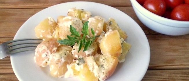 Картошка под чесночным соусом в духовке