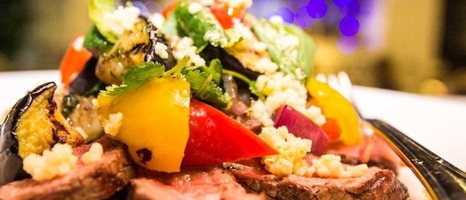 Салат с курицей, черносливом и виноградом