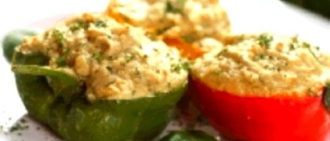 Перец, фаршированный куриным филе и овощами