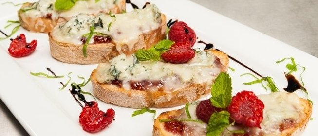 Кростини с джемом и горгонзоллой