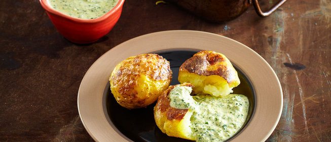 Дважды приготовленный молодой картофель с соусом из тхины