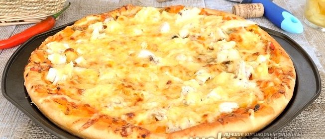 Пицца с ананасами и курицей