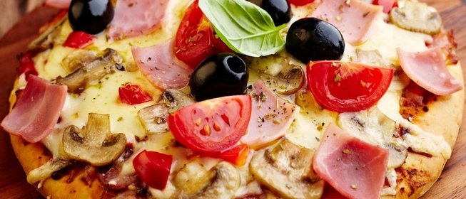 Пицца с ветчиной и моцареллой